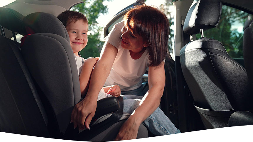 Parent et enfant dans la voiture